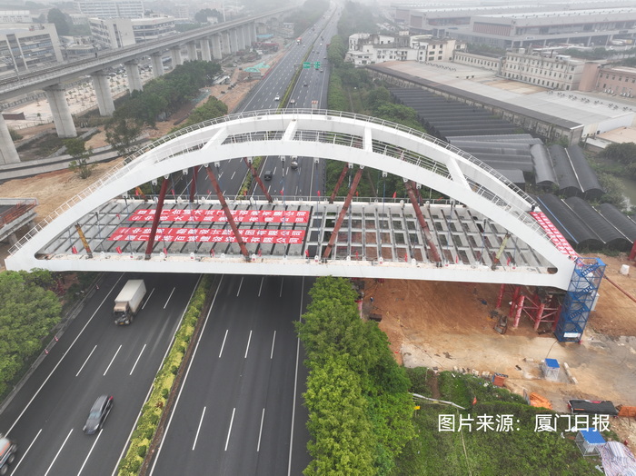 廈門日報：11天“上跨”沈海高速廈門段 2054噸鋼拱橋實現(xiàn)“毫米級誤差”落腳 跨徑達90米，頂推距離82.15米，刷新國內(nèi)同類型施工紀錄