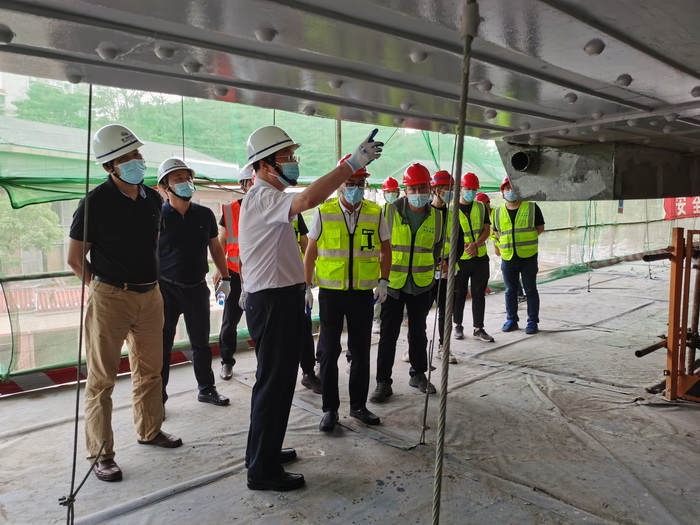 0510【管理公司】路橋集團(tuán)領(lǐng)導(dǎo)到海滄大橋加固工程(一期)項(xiàng)目現(xiàn)場(chǎng)檢查安全生產(chǎn)工作 (1)_調(diào)整大小.jpg 0510【管理公司】路橋集團(tuán)領(lǐng)導(dǎo)到海滄大橋加固工程(一期)項(xiàng)目現(xiàn)場(chǎng)檢查安全生產(chǎn)工作 (1)_調(diào)整大小.jpg